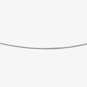 Close-up van zilveren omega ketting van 1 mm dikte met zichtbare structuur