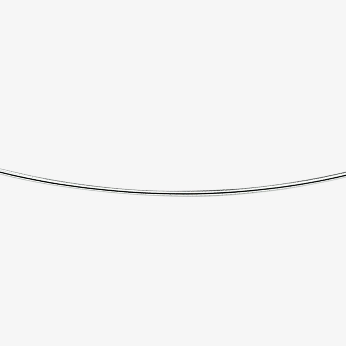 Close-up van zilveren omega ketting van 1 mm dikte met zichtbare structuur