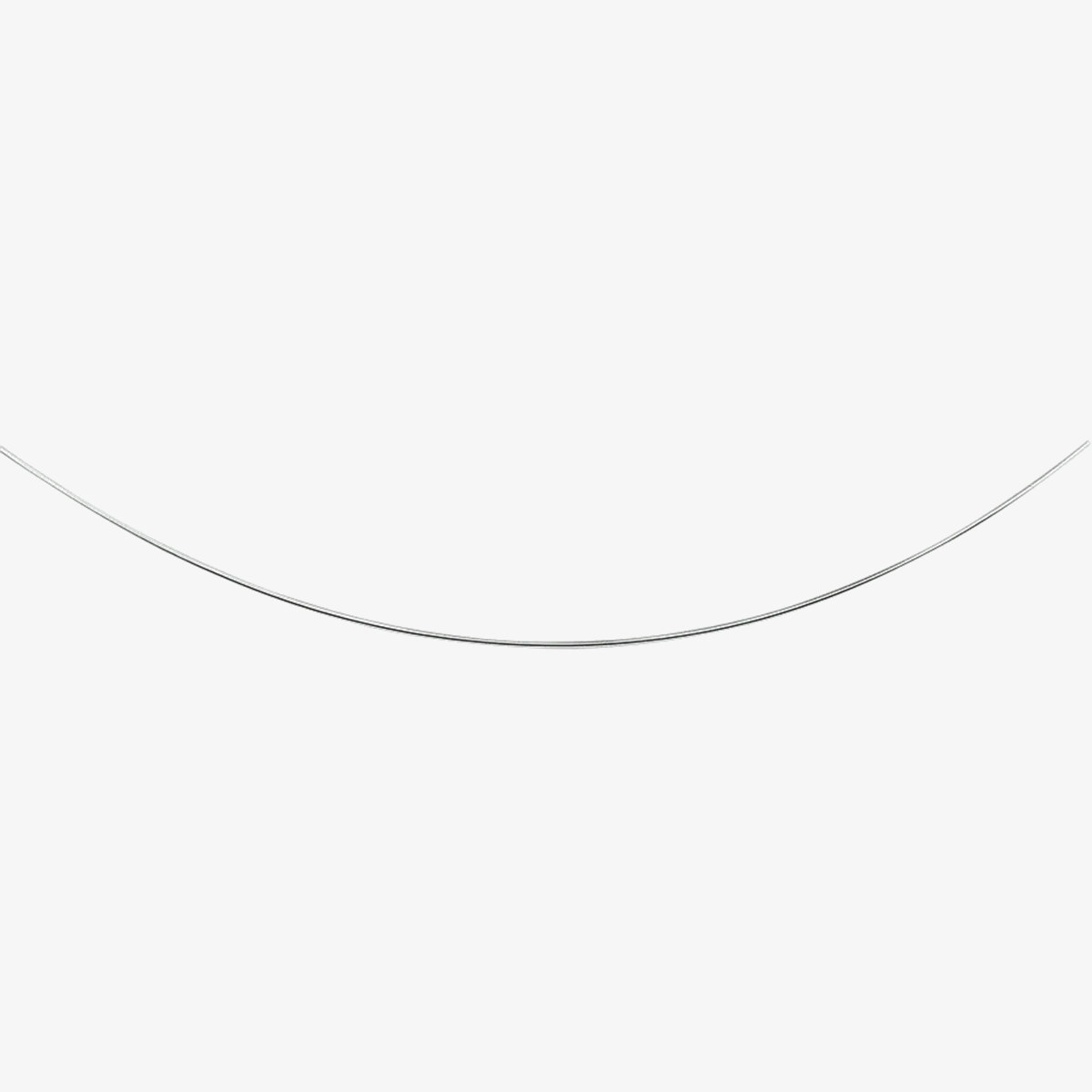 Zilveren omega ketting van 1 mm dikte, strak gepresenteerd in een ronde vorm