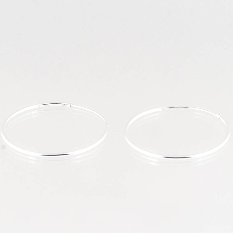 Zilveren oorringen rond 1mm 6