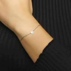 Gerhodineerd zilveren armband met hartje aan pols