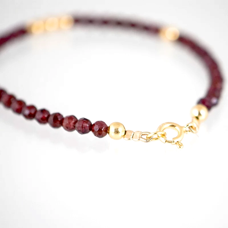 Verguld zilveren armbandje met Granaat detail sluiting