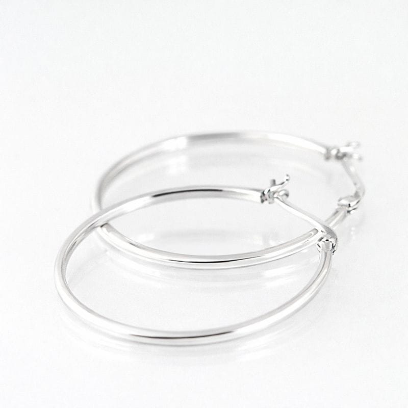 Zilveren oorringen met vierkante buis en hefboomsluiting – 925 Sterling zilver - liggend