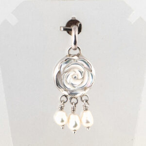 Zilveren hanger Parelmoer roos met parels