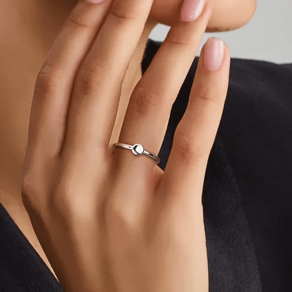 Aanschuifring rondje - gerhodineerd 925 zilver - gedragen aan vinger