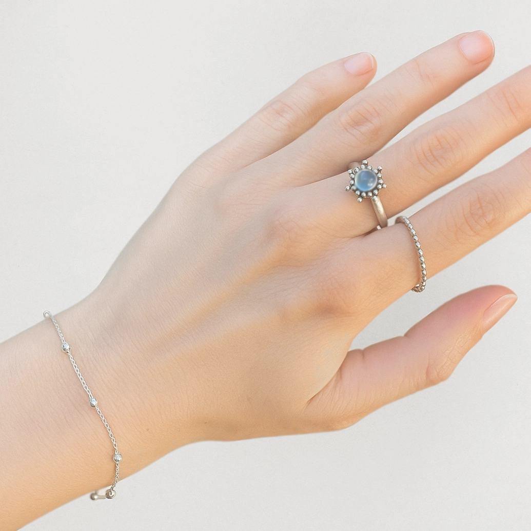 Zilveren ringen aqua chalcedoon en bolletjes aan de hand