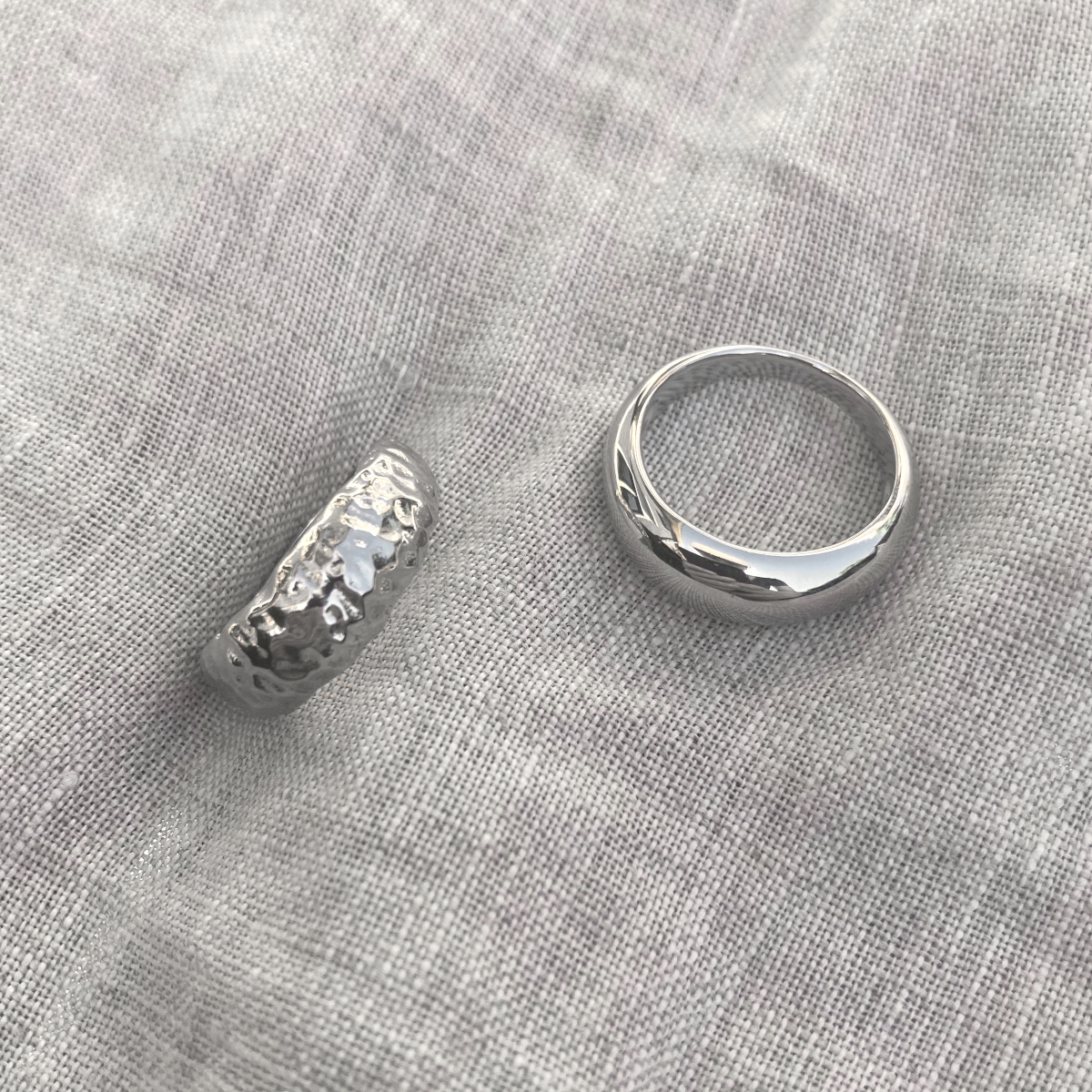 Gerhodineerd zilveren ringen gehamerd glad