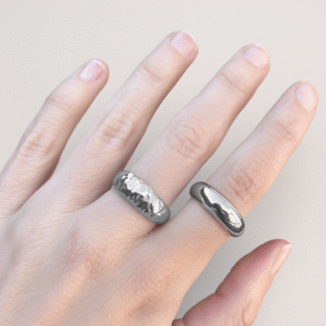 gerhodineerd zilveren ringen aan hand