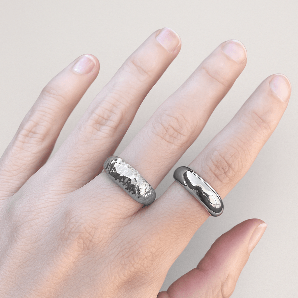 gerhodineerd zilveren ringen aan hand