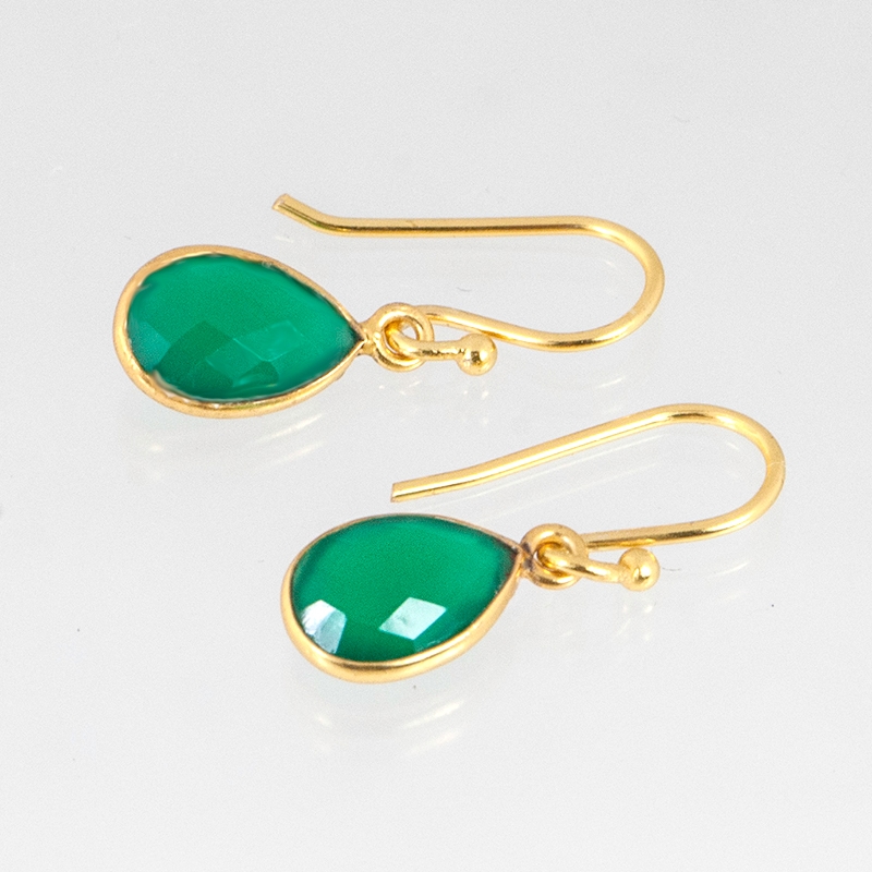 Kleine oorbellen groen onyx facetgeslepen goud 1