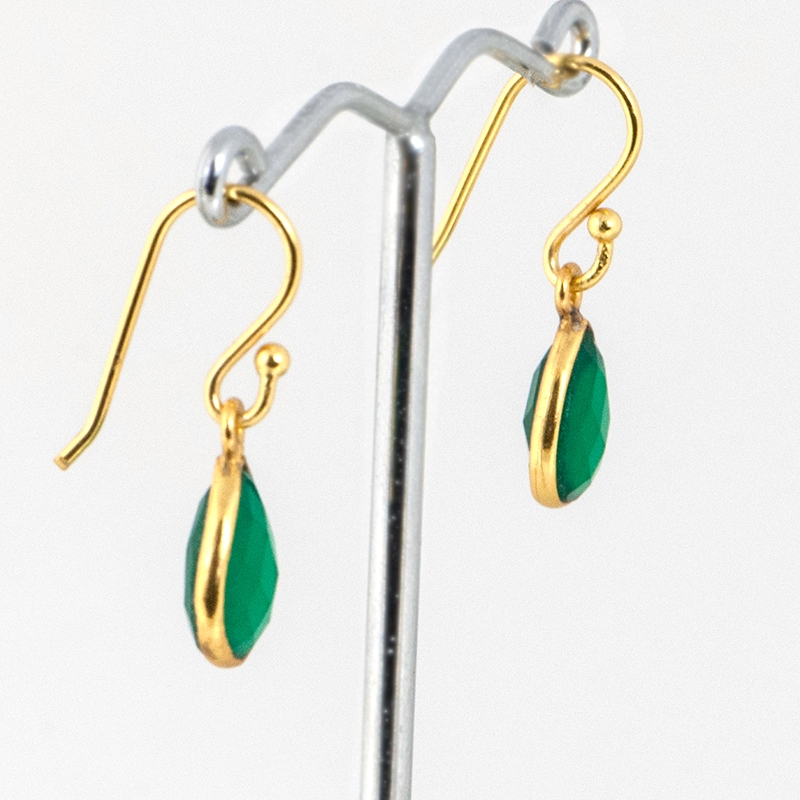 Kleine oorbellen groen onyx facetgeslepen goud 4