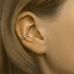 Zilveren earcuff met twee ringetjes om het oor. Gemaakt van gerhodineerd Sterling zilver.