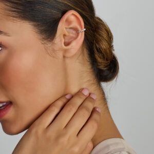 Gerhodineerd zilveren earcuff 11 mm met bolletjes op model