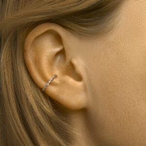 Model met zilveren earcuff van gerhodineerd Sterling zilver