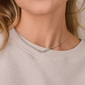 Zilveren ketting met schakel van gerhodineerd Sterling zilver op model