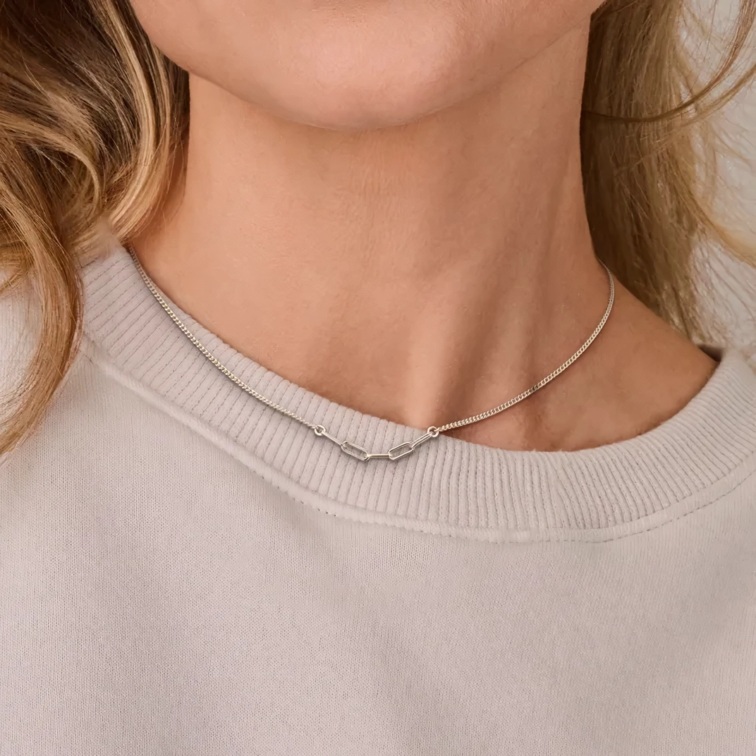 Zilveren ketting met schakel van gerhodineerd Sterling zilver op model