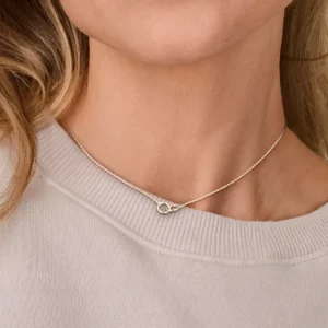 Modelfoto van gerhodineerd zilveren ketting met rondjes