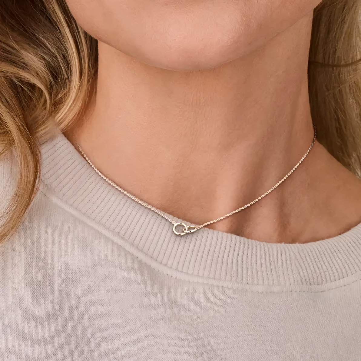 Modelfoto van gerhodineerd zilveren ketting met rondjes