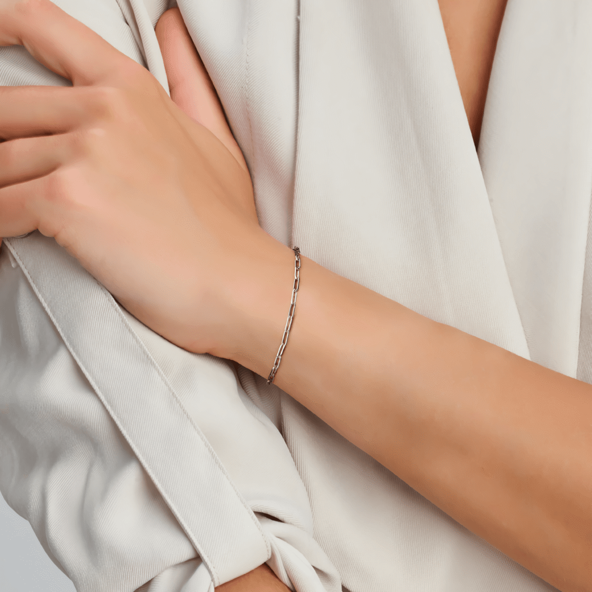 Paperclip armband zilver 16 -19 cm gedragen aan pols model