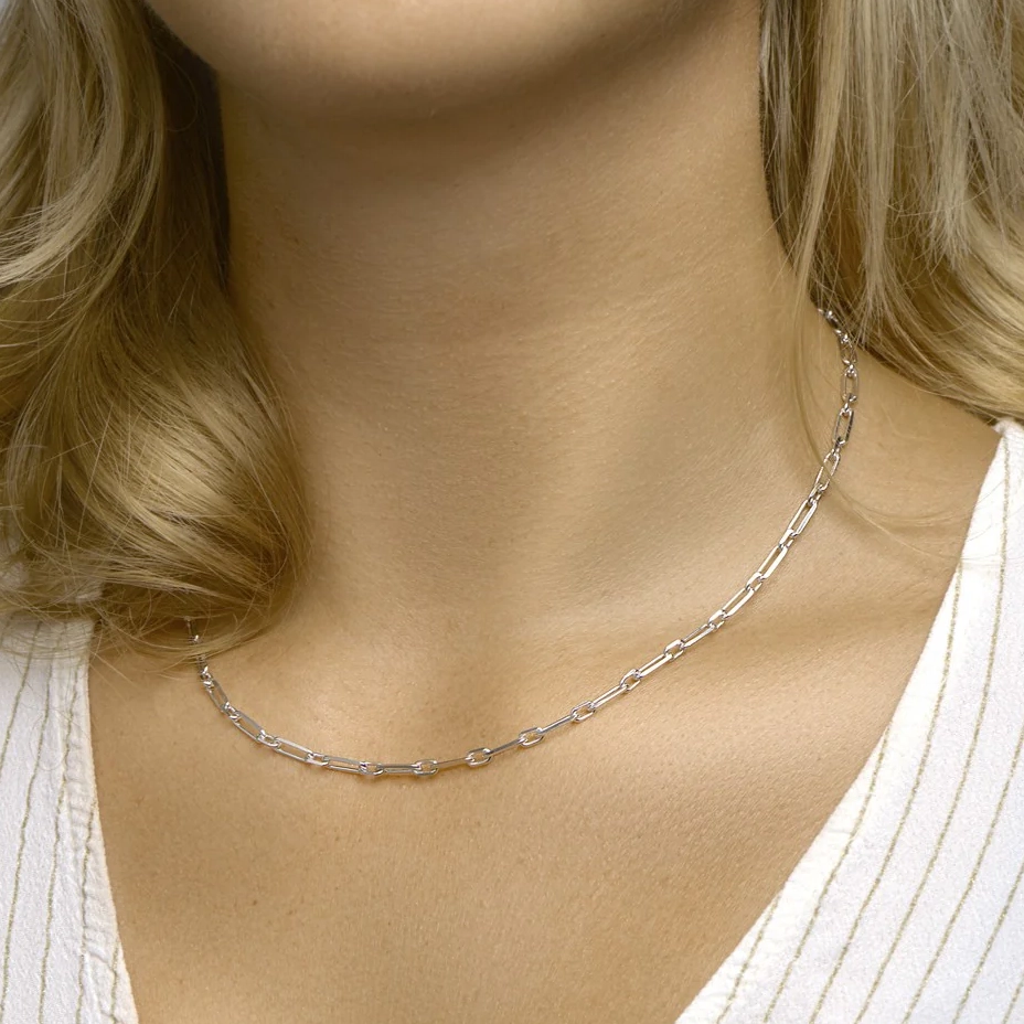 Paperclip ketting 3,5 mm breed gedragen om de hals