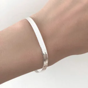 Zilveren armband slangschakel om pols