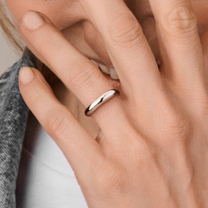 Gerhodineerd zilveren ring gedragen aan de hand
