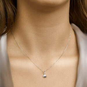 Zilveren ketting met schelp hanger aan de hals gedragen
