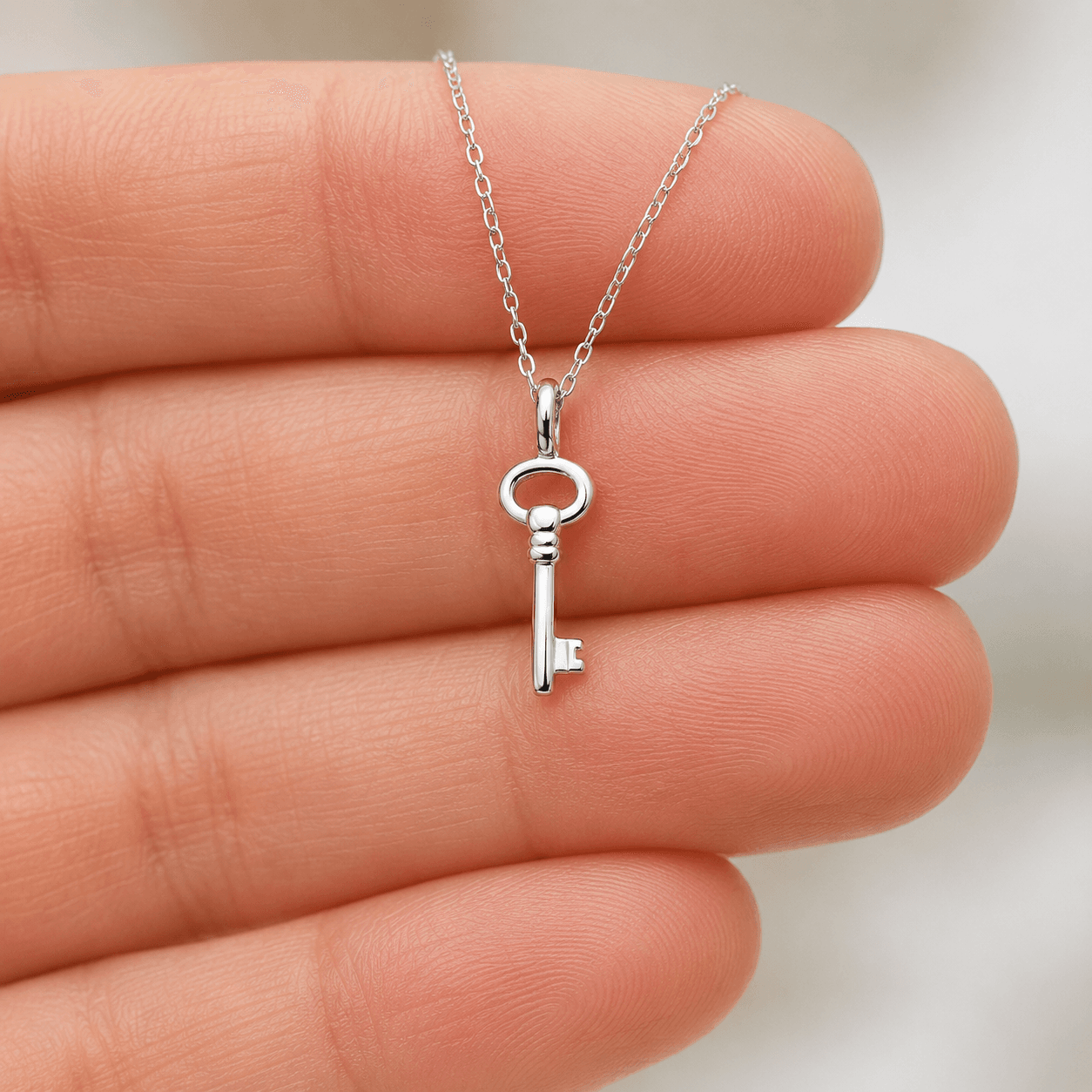 Zilveren ketting met klein sleutel hangertje detail