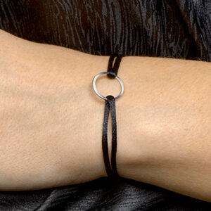 Zwarte satijnen armband rondje - model