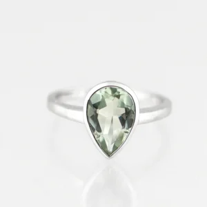 Zilveren ring met druppelvormige groene amethist