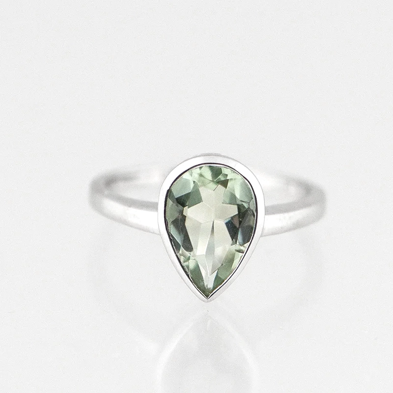 Zilveren ring met druppelvormige groene amethist