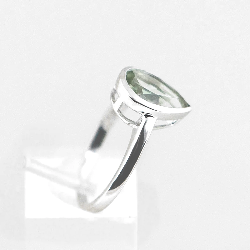 Zilveren ring met druppelvormige groene amethist - zijkant