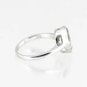 Zilveren ring met druppelvormige groene amethist - zijkant