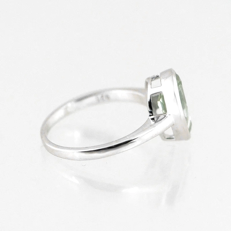 Zilveren ring met druppelvormige groene amethist - zijkant
