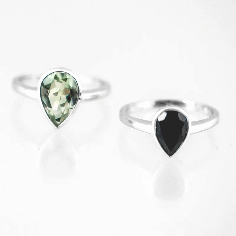 Zilveren ringen met druppelvormige groene amethist en zwarte toermalijn edelstenen