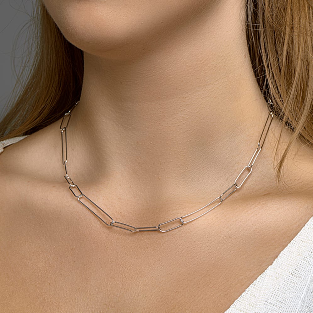 Gerhodineerd zilveren ketting paperclip brede schakels - gedragen aan de hals