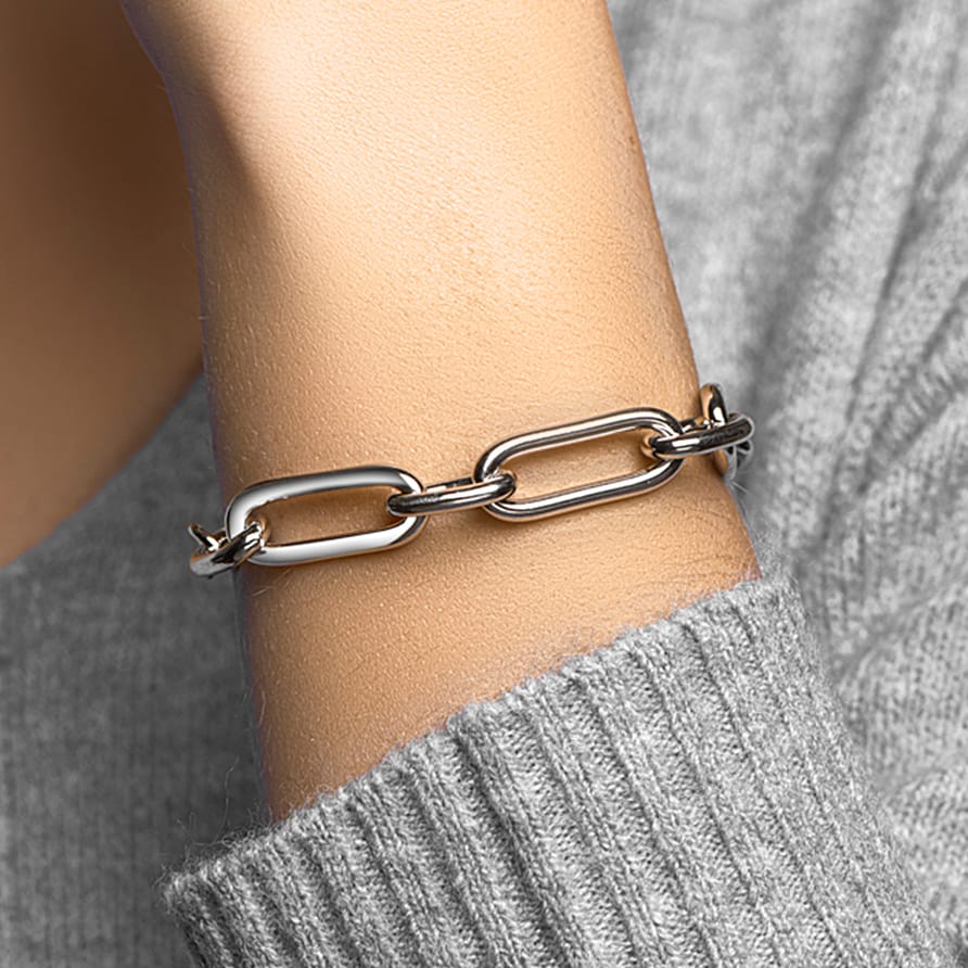 Gerhodineerd zilveren brede schakel armband - gedragen