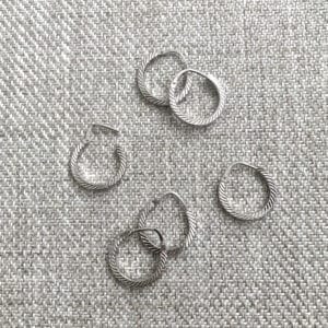 Gerhodineerde zilveren oorringen met vierkante, gediamanteerde buis - sfeer