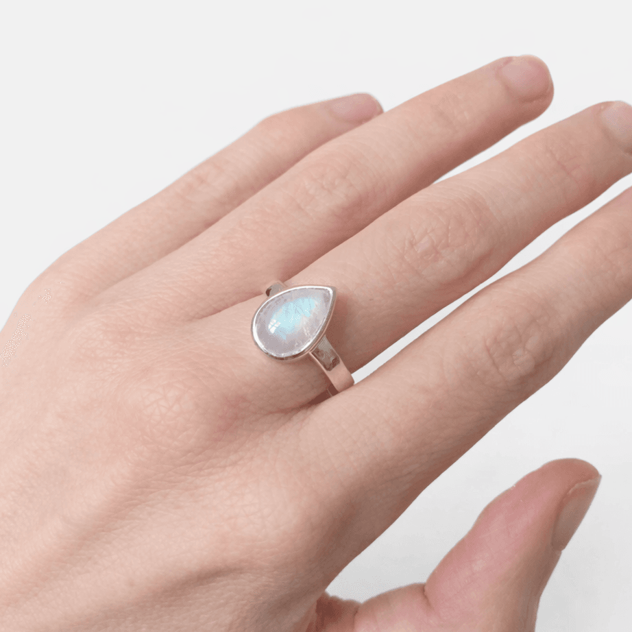 Ring maansteen - 925 zilver - druppelvorm - gedragen aan de hand