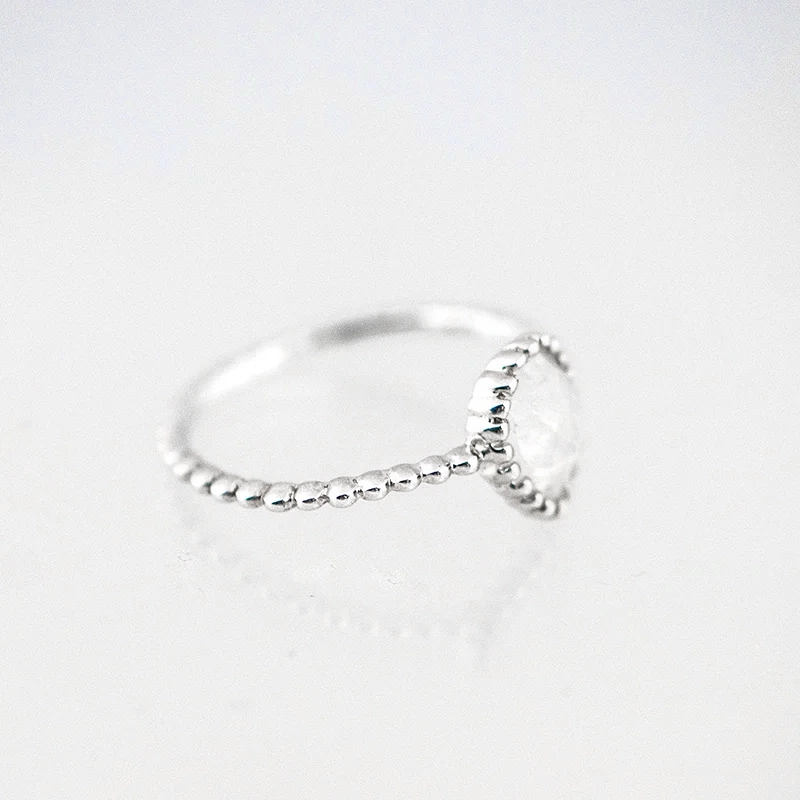Zilveren maansteen ring met bolletjes - 925 zilver - detail