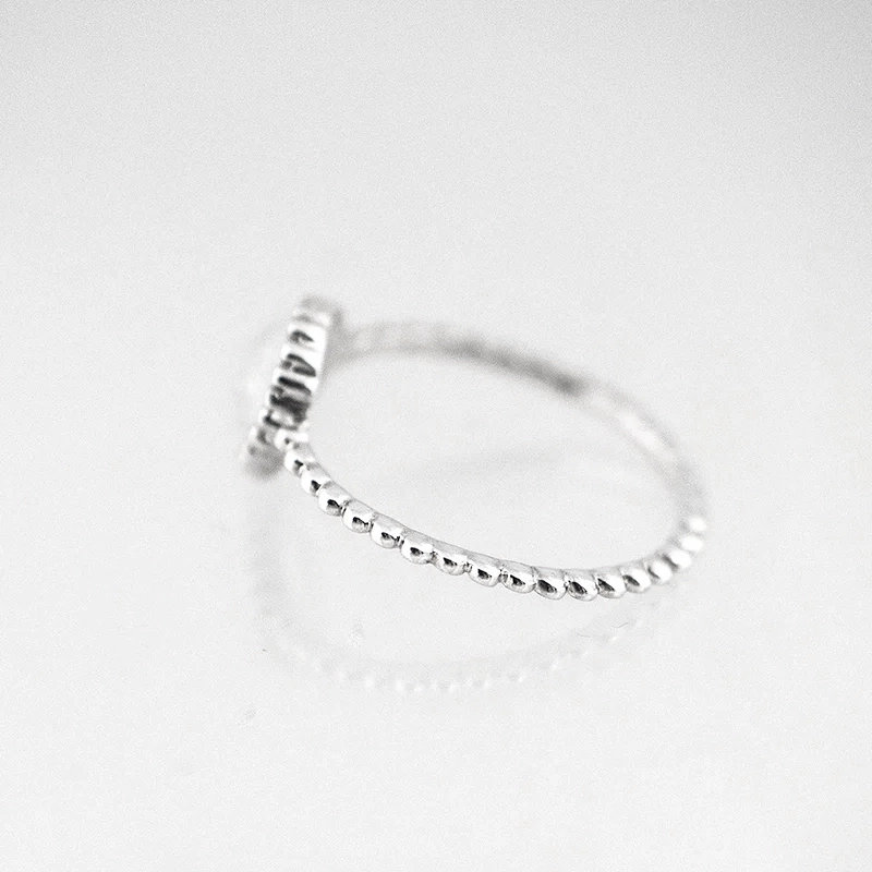 Zilveren maansteen ring met bolletjes - 925 zilver - zijkant