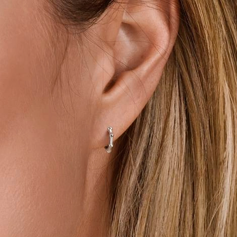 Kleine oorringen bamboe klapsluiting - gerhodineerd 925 zilver - gedragen in oor