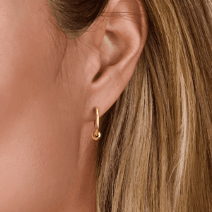 Verguld zilveren oorringen met bolletje 20 x 2 mm - gedragen