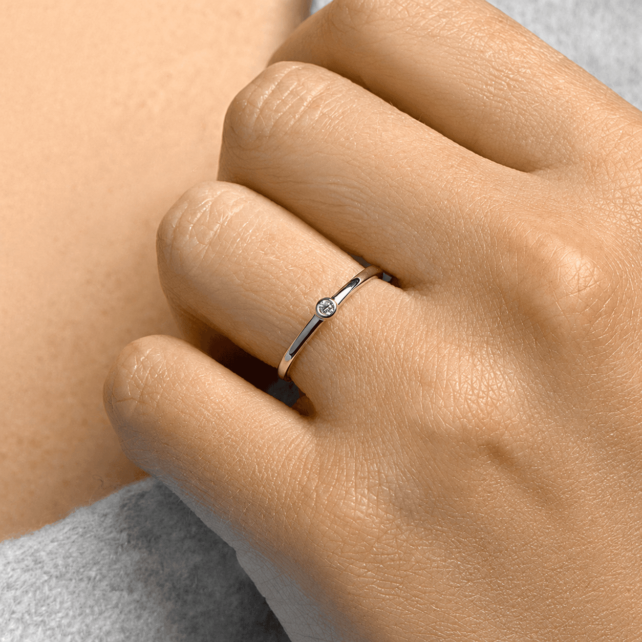 Aanschuifring zirkonia - gerhodineerd 925 zilver - gedragen