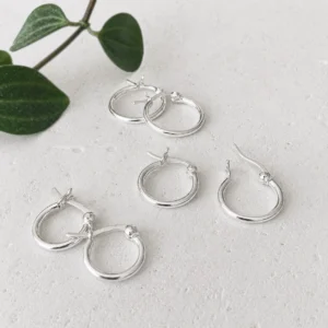 Kleine zilveren oorringen ronde buis en hefboomsluiting - 1,5 mm - 925 zilver - sfeer