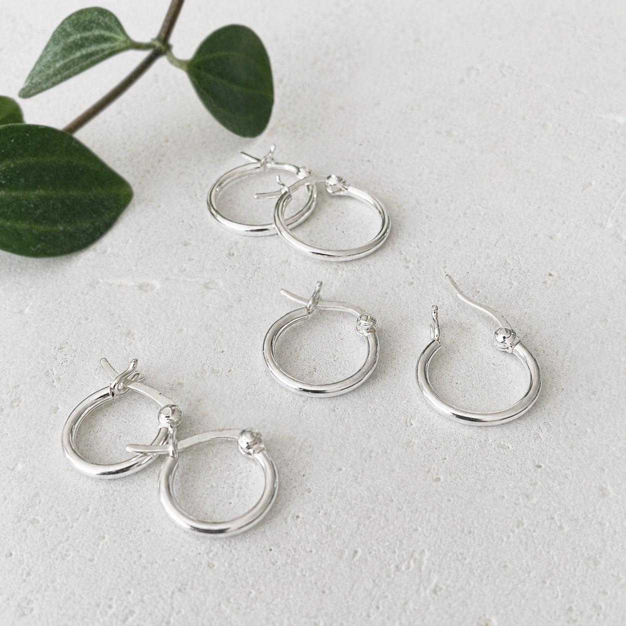 Kleine zilveren oorringen ronde buis en hefboomsluiting - 1,5 mm - 925 zilver - sfeer