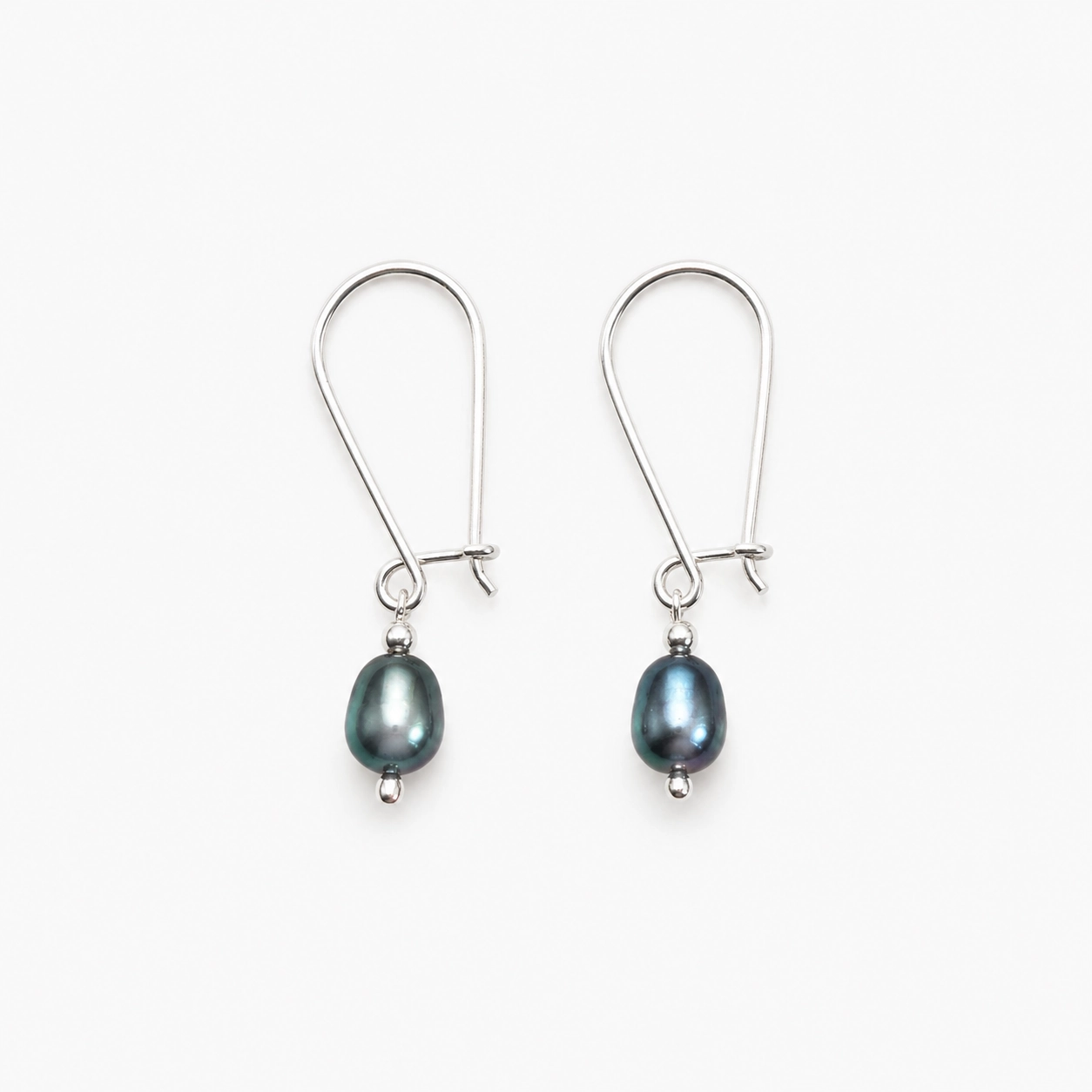 Zilveren oorhangers met donkere parel - 925 zilver