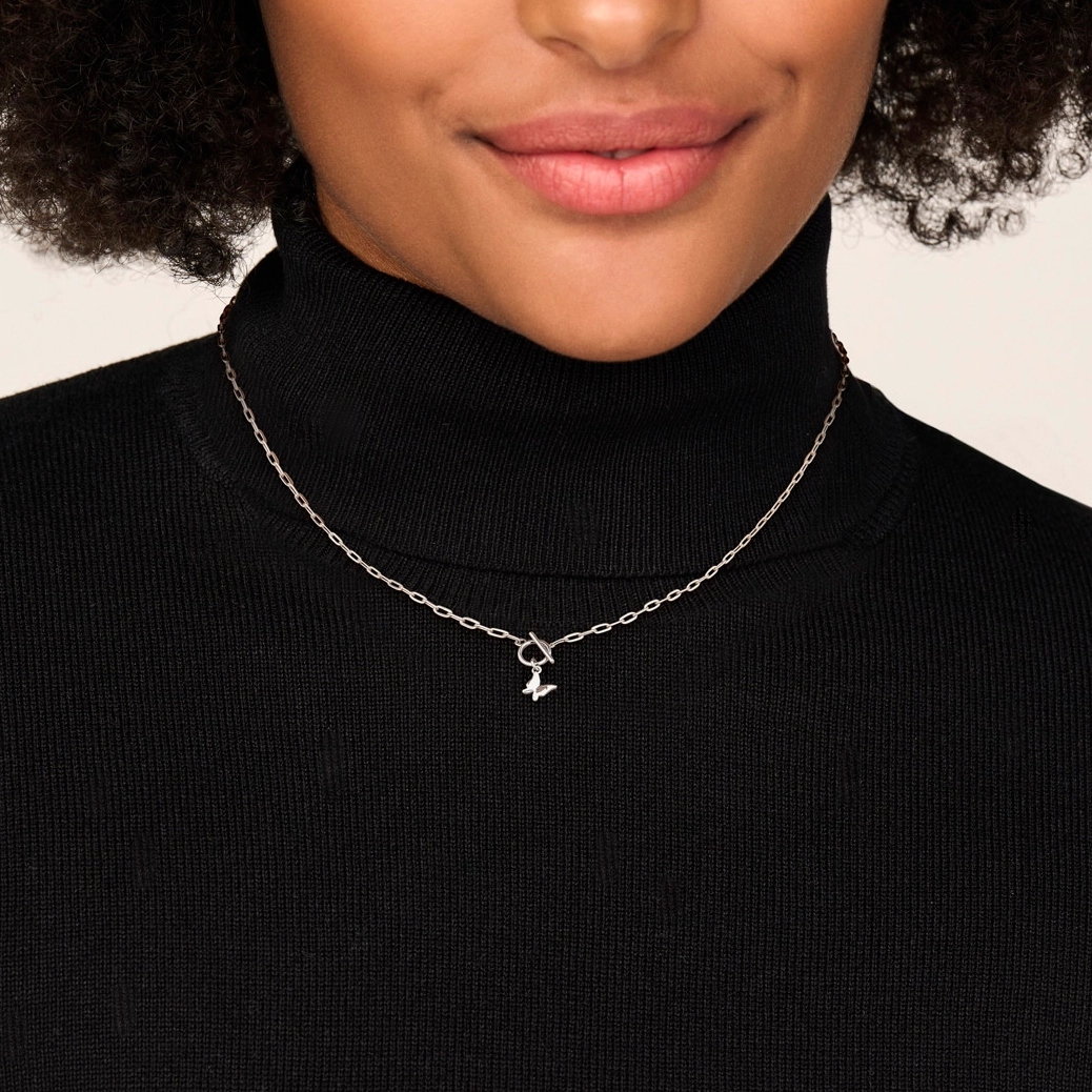 Zilveren ketting paperclip met vlinder bedeltje - gedragen